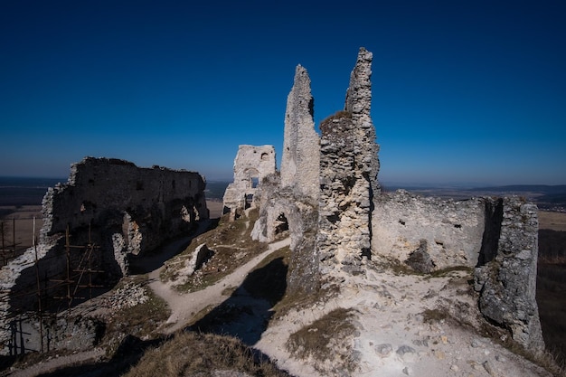 Ruines abandonnées du château médiéval de Plavecky en Slovaquie