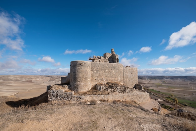 Ruines de l&#39;ancien château médiéval de Castrojeriz, province de Burgos, Espagne.