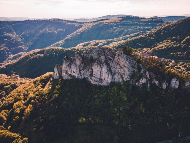 Ruines de l'ancien château Vrsatec Roches de Vrsatec Montagnes des Carpates blanches en République slovaque Scène naturelle saisonnière Thème de randonnée