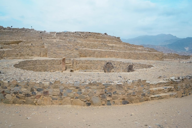 Ruines de l'ancien site archéologique de Caral situé au Pérou pendant la journée