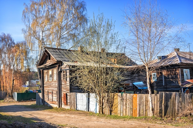 Les ruines d'une ancienne cabane résidentielle en bois de la région de Kineshma Ivanovo