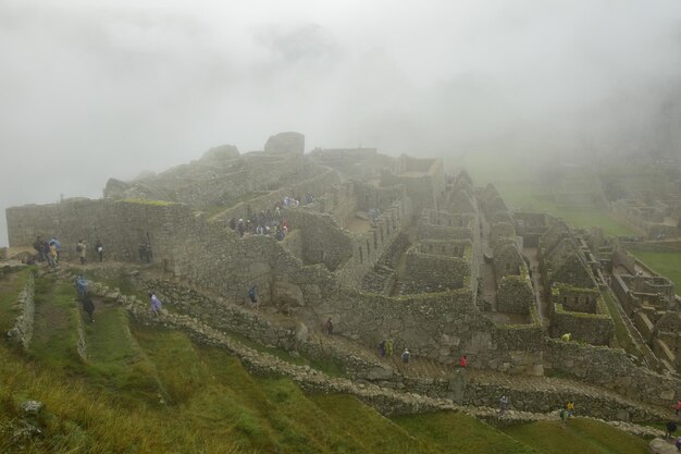 Ruines de l'ancienne cité Inca Machu Picchu dans le brouillard Pérou