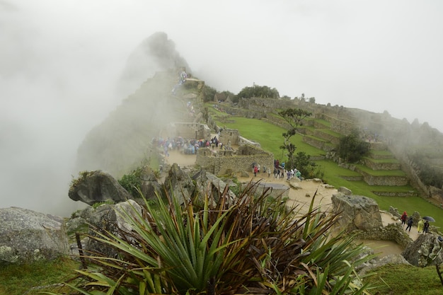 Ruines de l'ancienne cité Inca Machu Picchu dans le brouillard Pérou