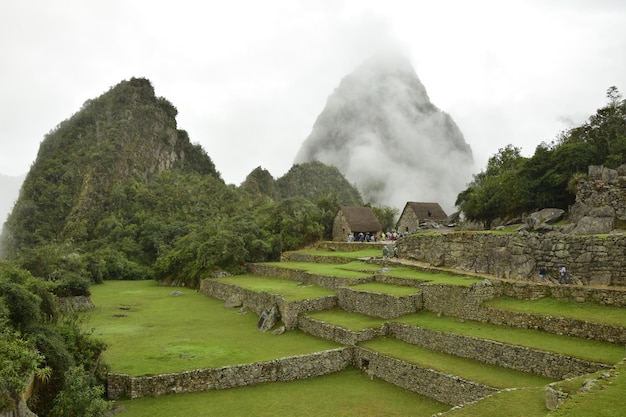 Ruines de l'ancienne cité Inca Machu Picchu dans le brouillard Pérou