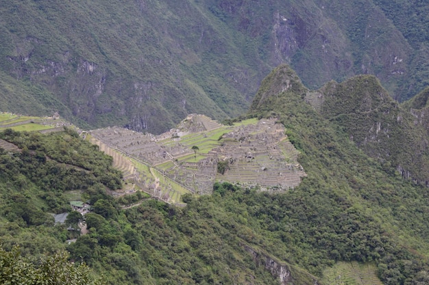 Ruines de l'ancienne cité Inca Machu Picchu dans le brouillard Pérou