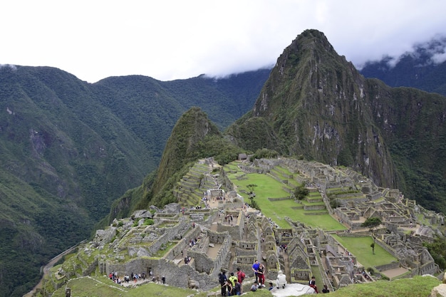 Ruines de l'ancienne cité Inca Machu Picchu dans le brouillard Pérou