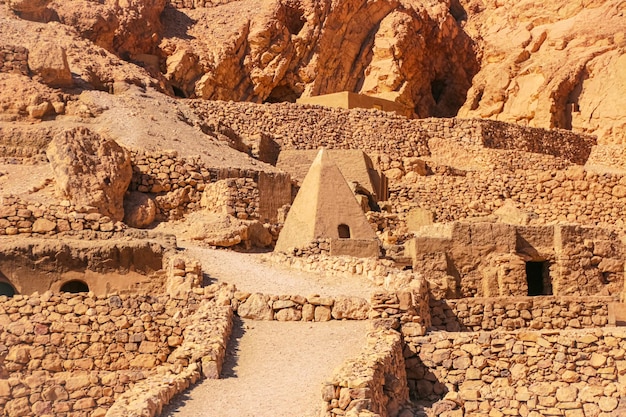 Ruines de l'ancienne Deir elMedina, l'une des nécropoles thébaines