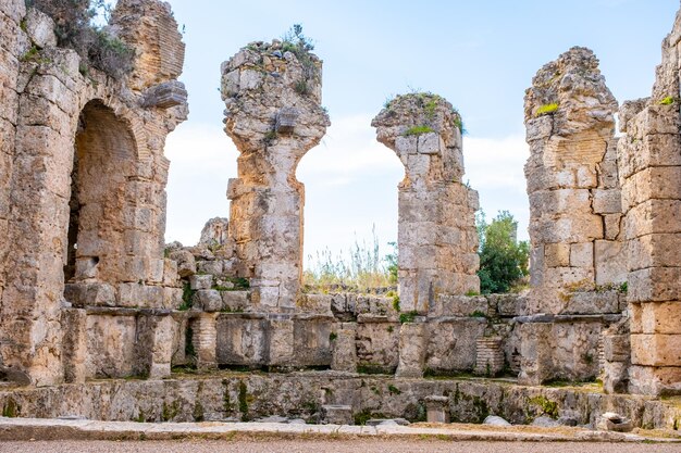 Les ruines de l'ancienne ville de Perge Perge est une ancienne ville grecque sur la côte sud de la Méditerranée de la Turquie