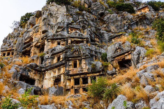 Ruines des anciennes tombes rupestres lyciennes de la ville de Demre. Ancienne ville de Myra. Province d'Antalya, Turquie