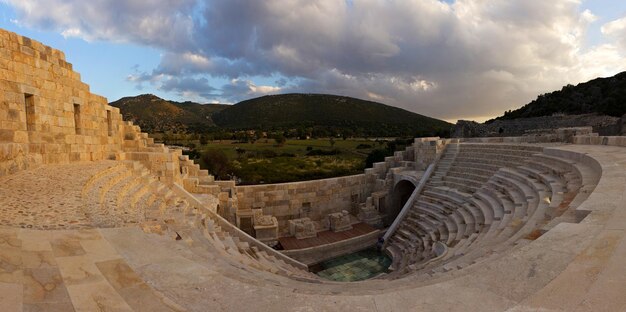 Les ruines antiques d'un amphithéâtre à Patara Lycia