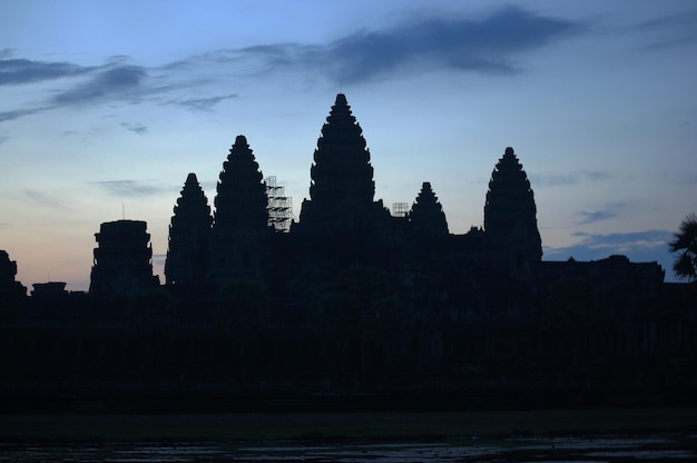 Ruines antiques bâtiment antique château Empire khmer d'Angkor Wat temple de la ville pour les cambodgiens voyageurs étrangers voyage visite respect prier et regarder le lever du soleil du paysage à Siem Reap Cambodge