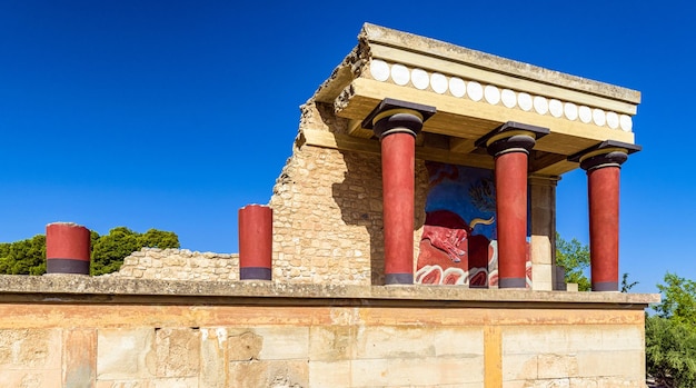 Ruines antiques du palais de Knossos avec des colonnes minoennes sur l'île de Crète en Grèce