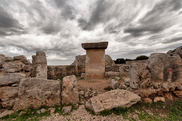 Ruines antiques du site archéologique talayotique de torre den galmes à minorque espagne