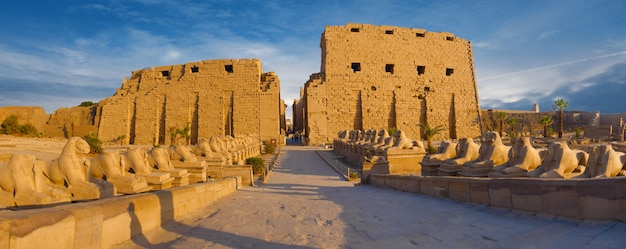 Ruines antiques du temple de Karnak à Louxor (Thèbes), Egypte. Le plus grand complexe de temples de l'antiquité dans le monde. Patrimoine mondial de l'UNESCO.