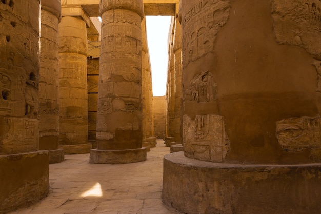 Ruines antiques du temple de Karnak à Louxor (Thèbes), Egypte. Le plus grand complexe de temples de l'antiquité dans le monde. Patrimoine mondial de l'UNESCO.