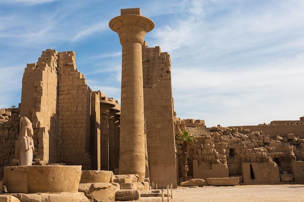 Ruines antiques du temple de Karnak à Louxor Thèbes Egypte Le plus grand complexe de temples de l'antiquité