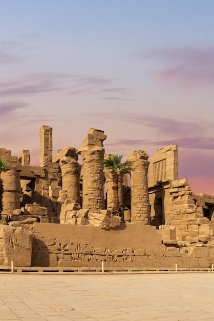 Ruines antiques du temple de Karnak à Louxor Thèbes Egypte Le plus grand complexe de temples de l'antiquité