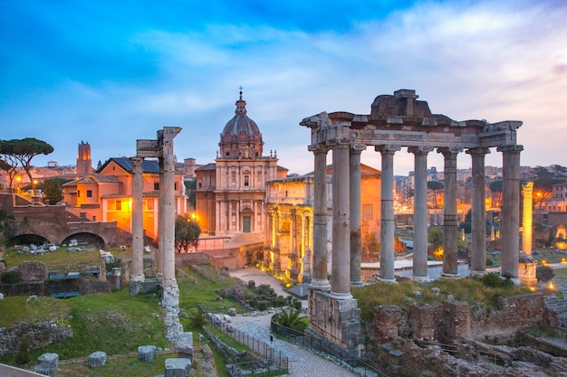 Ruines antiques d'un Forum Romain ou Foro Romano au lever du soleil à Rome, Italie. Vue depuis la colline du Capitole