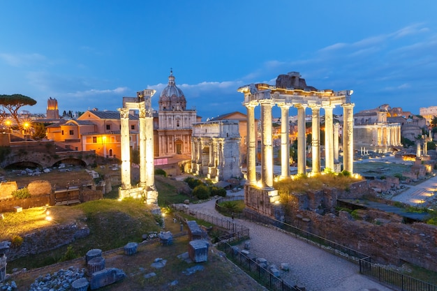 Ruines antiques d'un forum romain ou Foro Romano pendant l'heure bleue du soir à Rome, Italie. Vue depuis la colline du Capitole