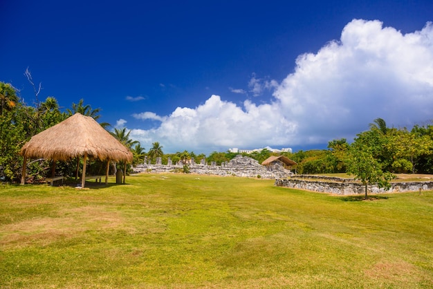 Ruines antiques de Maya dans la zone archéologique d'El Rey près de Cancun Yukatan Mexique