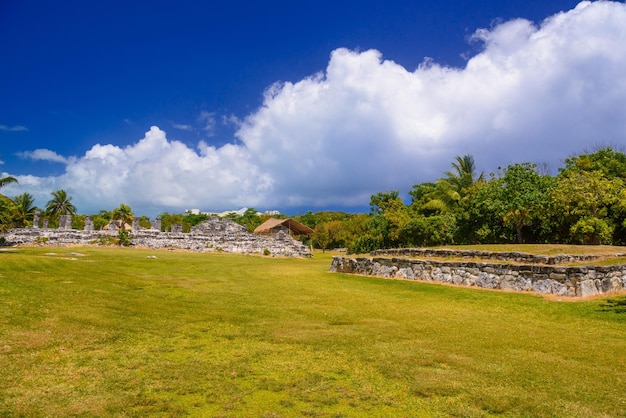 Ruines antiques de Maya dans la zone archéologique d'El Rey près de Cancun Yukatan Mexique