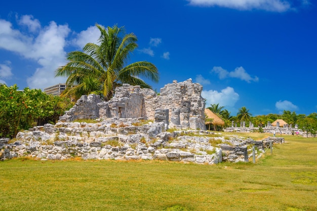 Ruines antiques de Maya dans la zone archéologique d'El Rey près de Cancun Yukatan Mexique
