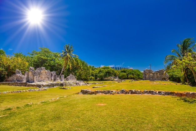 Ruines antiques de Maya dans la zone archéologique d'El Rey près de Cancun Yukatan Mexique