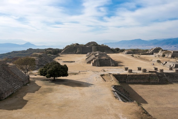 Ruines antiques sur le plateau de Monte Alban au Mexique