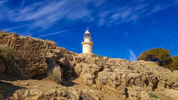 Ruines antiques de la ville de Kourion près de Pathos et Limassol, Chypre. Phare sous le ciel bleu. Fond de voyage en plein air