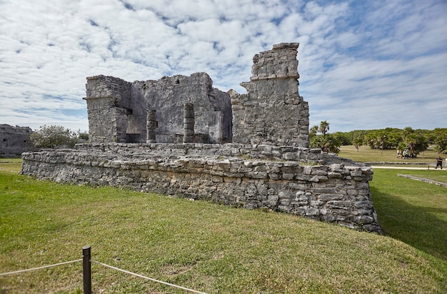 Ruines de bâtiments datant de la civilisation maya dans le complexe de Tulum au Mexique