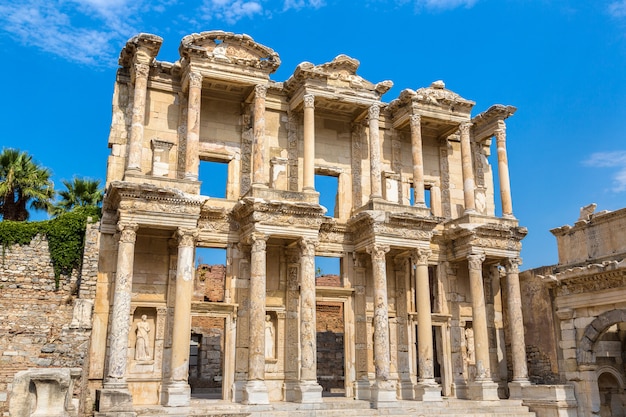 Photo ruines de la bibliothèque celsius dans la ville antique d'éphèse, turquie