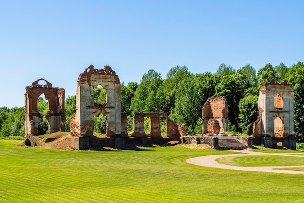 Ruines de briques du vieux manoir, République de Paulava, Lituanie.