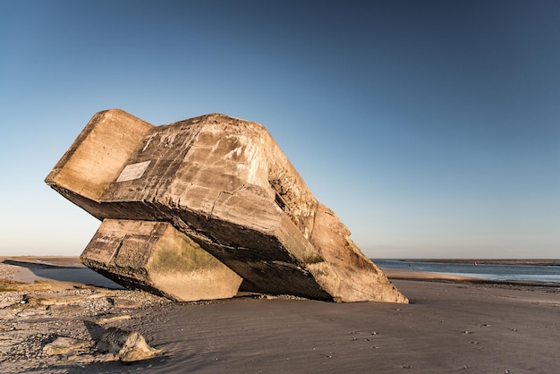 Les ruines d'un bunker allemand de la Seconde Guerre mondiale semblent échouées sur une plage de la baie de Somme