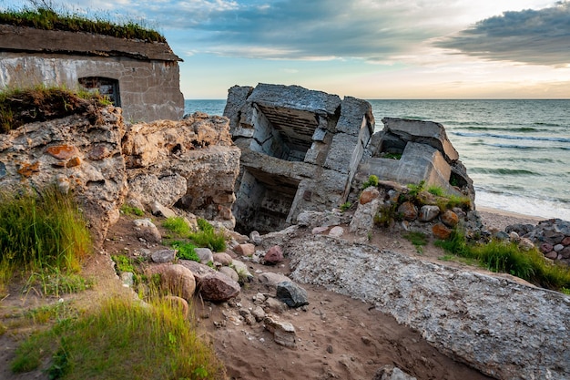 Ruines de bunkers sur la plage de la partie de la mer Baltique d'un ancien fort dans l'ancienne base soviétique Karosta à Liepaja Lettonie paysage coucher de soleil