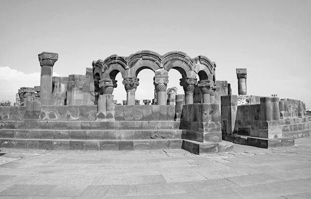 Ruines de la cathédrale de Zvartnots dans la ville de Vagharshapat Arménie en monochrome