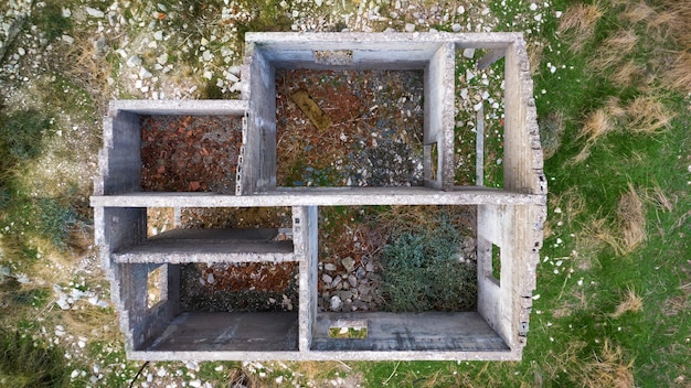 Ruines d'un chalet au village abandonné Intérieur d'une maison vide sans vue sur le toit directement au-dessus