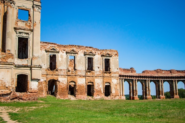 Les ruines d'un château médiéval à Ruzhany. Vue sur l'ancien complexe de palais en ruine avec des colonnes