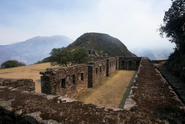 Ruines de Choquequirao, un site archéologique inca au Pérou, similaire au Machu Picchu.