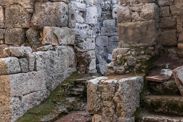 Ruines du bâtiment antique dans la ville antique de Phaselis