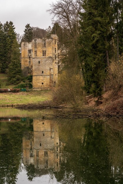 Photo les ruines du château de beaufort au luxembourg