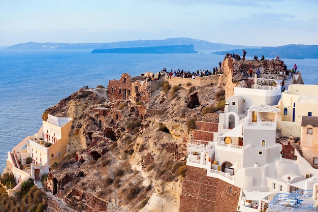 Ruines du château byzantin sur l'île d'Oia Santorini dans les Cyclades, Grèce au coucher du soleil