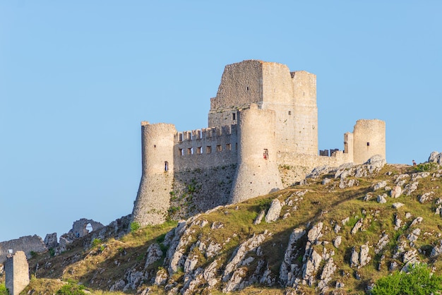 Ruines du château de Rocca Calascio destination de voyage italien monument dans le Parc National du Gran Sasso Abruzzes Italie Ciel bleu clair