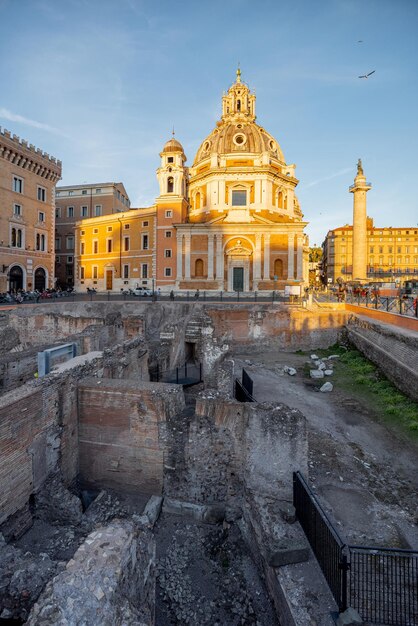 Ruines du forum romain à rome au coucher du soleil