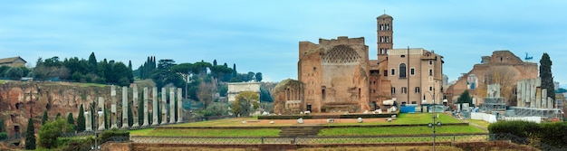 Ruines du Forum Romain à Rome, Italie. Trois prises de vue assemblent un panorama haute résolution.