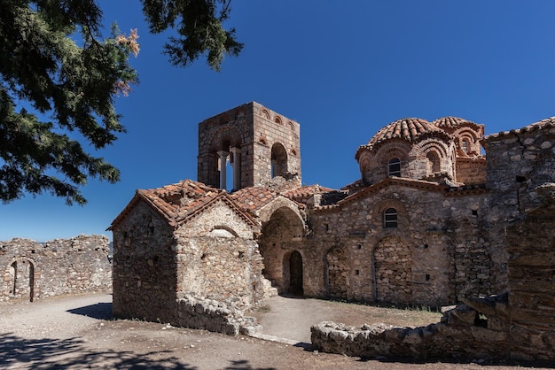 Ruines du monastère orthodoxe grec ancien avec murs en pierre, église et autres bâtiments, Mystras, Grèce
