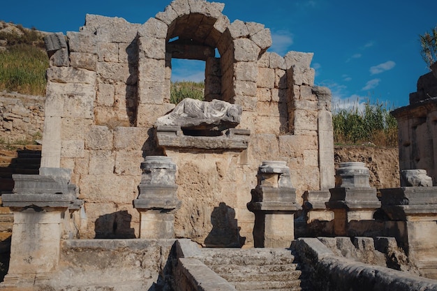 Ruines du Nymphaeum source d'eau monumentale dans l'ancienne ville grecque de Perge Perga autrefois capitale de Pamphyli