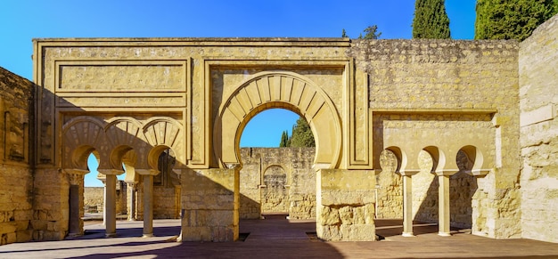 Ruines du palais arabe médiéval avec colonnes et portes voûtées. Cordoue Médina Azahara.