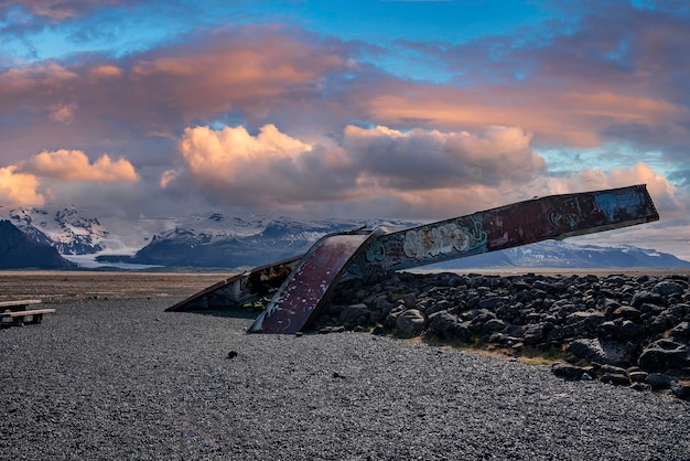 Ruines du pont gigjukvisl à skeidararsandur contre ciel nuageux pendant le coucher du soleil