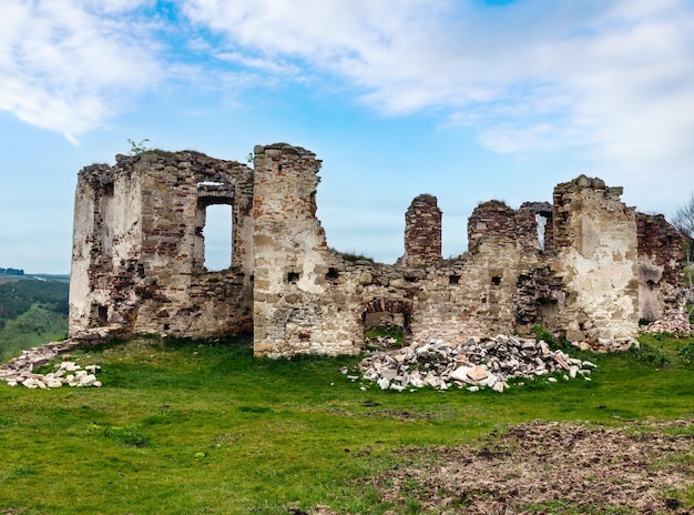 Ruines du printemps du château de Pidzamochok Région de Ternopil Ukraine