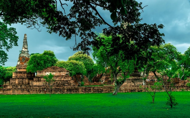 Les ruines du temple contre un ciel nuageux